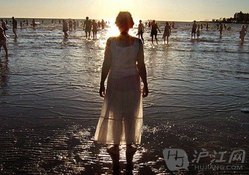 2. Brazil: Wet T-Shirt Contest for All ȫʪT Brazilians celebrate by dressing in all white on New Years Eve to symbolize peace and spend their evening partying on the beach. When the clock strikes midnight, they run to the ocean and bestow various offerings upon Lemanja, the goddess of the sea, so that she may open up paths in their lives. ôףģڳϦԢƽİɫ·ں̲߾ٰᡣҹ12ʱʱǾͳ󺣣ŮLemanja׸ָĹƷΪǵµ·