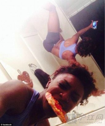 Eat that: One gymnast dared to take a selfie whilst eating pizza and striking an athletic pose. Եһ˶Աһ߰ٶһ߳ͬʱĿš