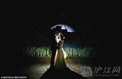 photo5Lit by a spotlight and protected under their umbrella, the husband and wife in this image share a kiss in the dark outdoors as snowflakes fall around them, giving the illusion of stars. ҹɡӵǣھ۹Ƶ£ѩ˵ĸоǿһ㡣