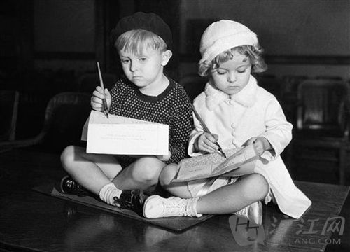 They are Georgie Smith and Shirley Temple, and photo shows 'em signing on the dotted line, just as their parents did. ƬΡʷ˹˲ߴǩĸΪǩͬʱ