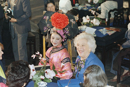 Barbara Bush, wife of former US President George H.W. Bush, laughs as she has tea at Gong Wang Fu, Sunday, Feb 26, 1989 in the Forbidden City of Beijing. 1989226գŰʲڹƷ΢Ц