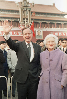 Former US President George H. W. Bush and Barbara Bush wave from Tiananman Square in Beijing, Saturday, Feb 25, 1989. 1989225գʱͳΡղءֿˡʲӰŰʲڱ찲Ź㳡⡣
