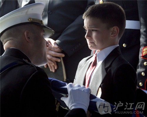 17. During a memorial service, this 8-year-old boy accepted the flag for his father, Marine Staff Sgt. һ׷ϣһ8Скĺʿְֽӹ졣