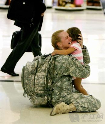 14. After serving in Iraq for 7 months, the mother could finally meet her child. ˷7ºλĸٴμԼĺӡ