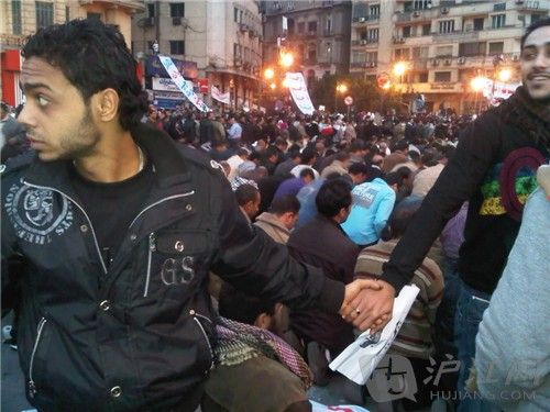 5. Christians helped to protect Muslims during prayer in the midst of the 2011 uprisings in Cairo, Egypt. 2011갣޵ɧ֮Уͽڵ˹ͽ