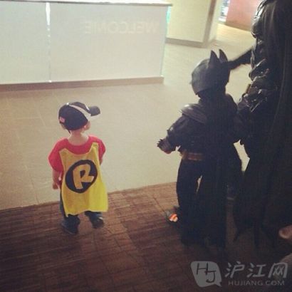 1. Make A Wish Foundation made Miles, a 5-year-old leukemia patients wish as a batkid came true. His little brother was dressed as Robin. Ը5İѪ׶ʵһСС롣׶ĵܻܵޱ