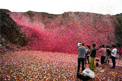 It took the creative team and the inhabitants of an entire village more than two weeks to pluck the petals. ŶӺ͵ؾܵʱռꡣ