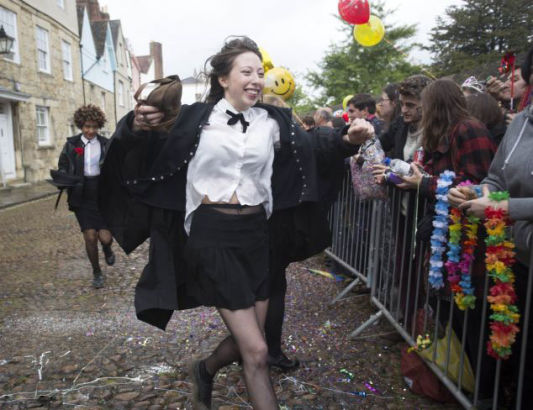 牛津学生饮酒纵欲行为疯狂 欢庆考试结束(图)