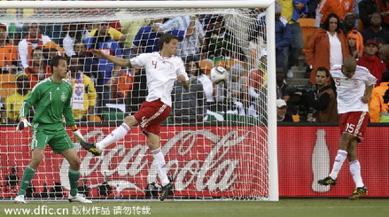 Denmark's Simon Busk Poulsen, right, gifts the Netherlands an own goal during the World Cup group E soccer match at Soccer City in Johannesburg, South Africa, June 14, 2010. The own goal was made at 33 seconds in the second half and was the first one in South Africa World Cup.2010614Ϸ籭СEıԼ˹ݡԱɡɭң͸ֺһһ°볡ʼ33룬Ϸ籭ĵһ