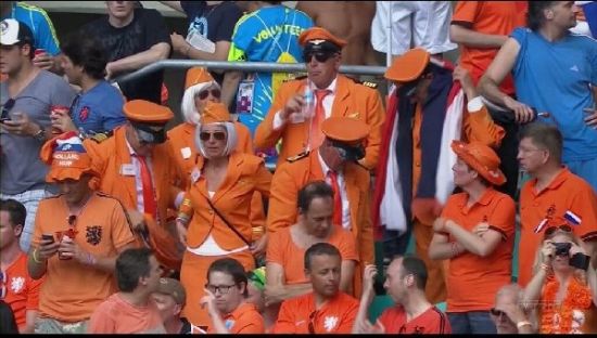 These Dutch fans dressed up as a flight crew. һȺԴ˿ճԱ