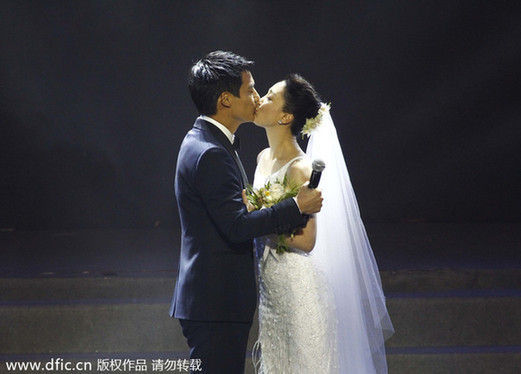 Chinese-American actor Archie Kao and Chinese actress Zhou Xun have a hot kiss during "One Night" Charity Gala in Hangzhou, China, July 16, 2014. [Photo/IC]