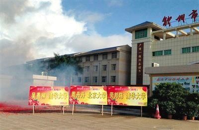 今年，吴善柳在钦州市二中复读考上清华大学，学校张榜公布。