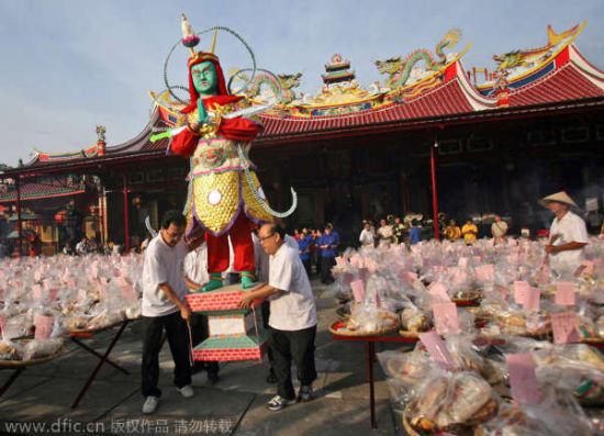 组图:印度尼西亚华人过传统“中元节”_新浪教育_新浪网