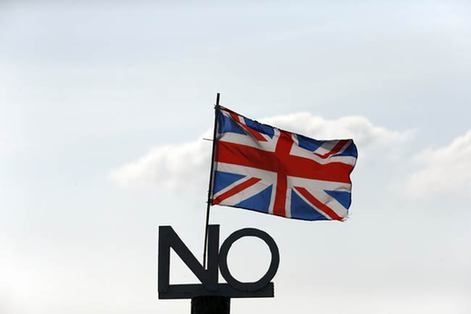 A "No" campaign placard and Union flag are seen outside a cottage on the Isle of North Uist, in the Outer Hebrides of Scotland, September 15, 2014. [Photo/Agencies]