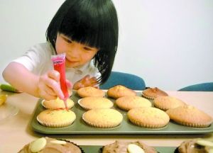 英国幼儿园课堂上教小朋友们做饼干。