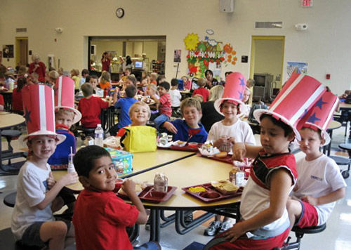 美国:学校推爱国午餐