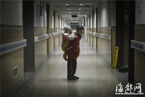 妈妈累了,懂事的小花带妹妹玩。她说,不要把妹妹卖掉。