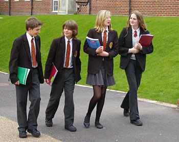 英国高中生成绩普遍下滑 大学招生难