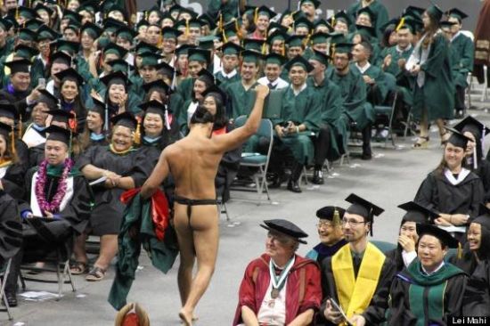 毕业生穿遮羞布领取学位证 毕业生穿遮羞布领取学位证