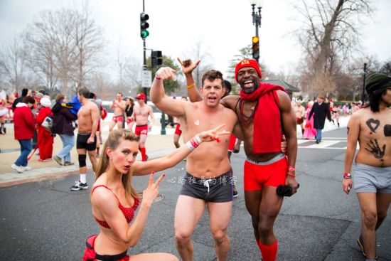 当疯狂遭遇慈善：华盛顿情人节半裸慈善跑