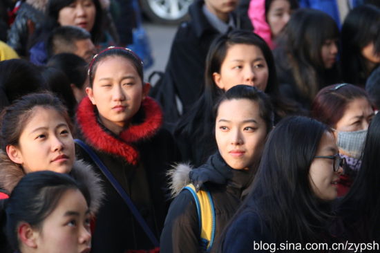 中国传媒大学2015年艺考正式拉开大幕,播音主持,表演等专业的考生陆续