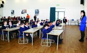 3月17日，在英国伦敦东北部埃塞克斯郡的哈里斯小学，林磊老师(右一)为三年级(相当于国内二年级)的小学生上数学课 新华社记者 韩岩 摄