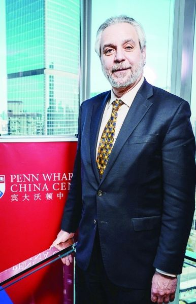  美国宾夕法尼亚大学传播学院院长迈克尔・卡匹尼在位于北京的宾大沃顿中国中心。