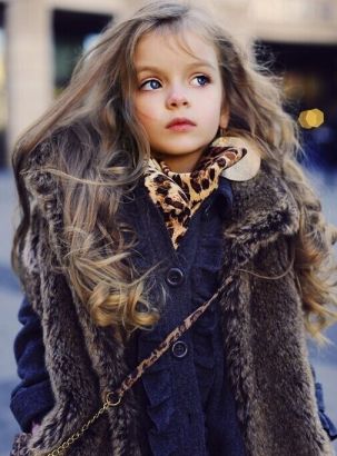 “小妖精”Milana Kurnikova 　　俄罗斯绝对是个出萝莉的宝地，另一位俄罗斯超级童模米兰-库尔尼科娃(Milana Kurnikova)再次证实了这点。网络上爆红的小模特米兰-库尔尼科娃曾在《年代秀》和《天天向上》节目中担任嘉宾，她拥有粉嫩无暇的皮肤，超大的蓝绿色美眸，静止不动时绝对会让你误以为是个洋娃娃。