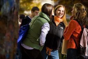 美国学生的书包有多沉：孩子弓起腰背包