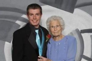 17岁美高中生邀93岁曾祖母做舞伴参加舞会