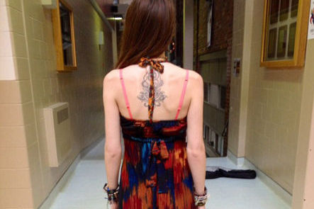 加女高中生着吊带裙抨击校园衣着规范