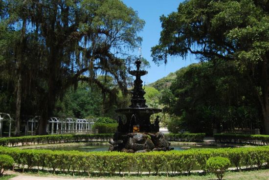 Jardim Botânico, Rio de Janeiro, Brazil Լ¬Ŀֲ԰ Tip: Although it now contains 6,500 species of flora, the Jardim Botânico was built to acclimate West Indian herbs and spices to Brazil. Start your own indoor (or outdoor!) herb garden for a 24-hour supply of fresh, recipe-ready herbs. ʿ԰6500ֲΪӡȵĲҩӦˮŽġԼҲԽһڻĲݱ԰ʱʵĲҩ