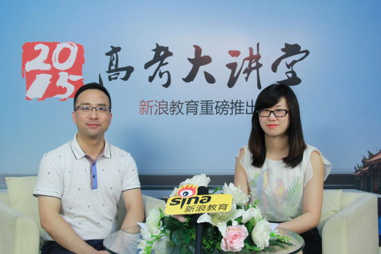 南京信息工程大学滨江学院招生办主任沈伟峰老师（左）做客新浪