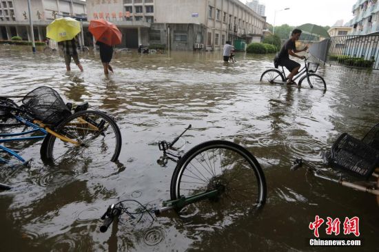组图:南京一高校宿舍被泡 学生搭桥进出