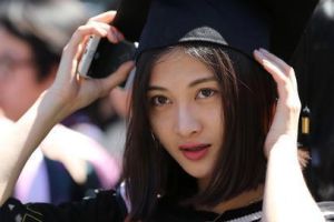 北影毕业典礼美女学生素颜难掩清新(组图)