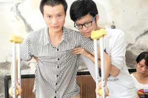 文静男孩高考631分 为练意志寒冬只穿两件衣服