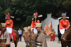 湖北高考状元榜眼骑马游园 获万元奖励(图)