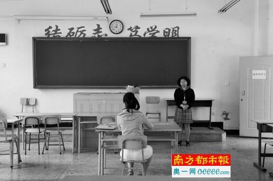  宁夏首位盲人考生黄莺在为其单独准备的考场参加高考。 资料图片