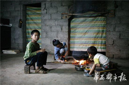  Mu Kuyi and Wu Mu make a fire to cook with their two brothers