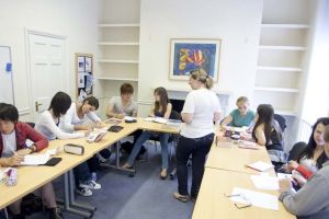 英国办“就业训练营”帮失业青年学求职技巧
