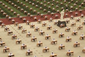 盘点各国震撼考场：为当警察印度千人席地而考