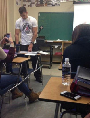 This guy just made substitute teachers popular. ΪʦҲԺܻ