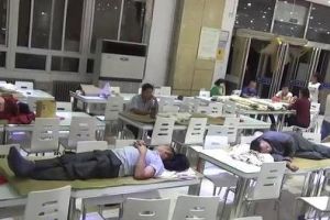 郑州高校食堂餐桌当床铺招待新生家长(图)
