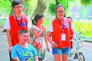 轮椅上的高考状元华科大报到 父亲照顾起居