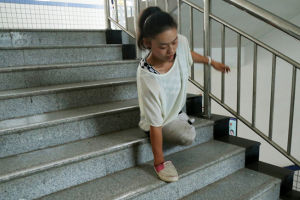 母亲自尽父亲离家 无腿女孩孤身走进大学(图)