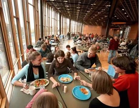 低龄留学生亲述：美高食堂比教室要求更严-美国高中网