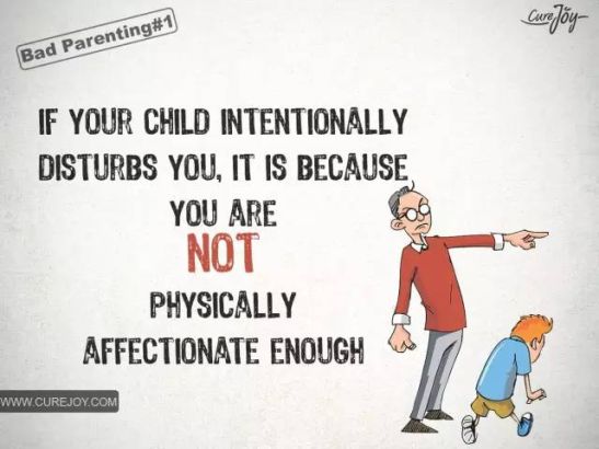 一、如果你的孩子总是故意打扰你，其实是因为你和他缺乏肢体接触，缺乏亲密感。