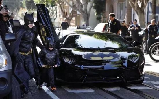 Miles和蝙蝠侠一同乘坐一辆兰博基尼改装的蝙蝠车去追逐“坏人”