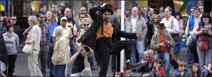  Street performer (© Edinburgh Festival Fringe)