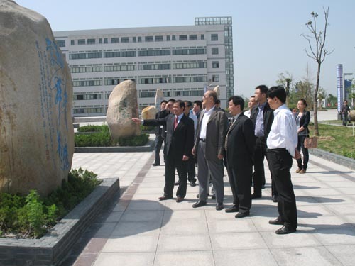 全国政协副主席厉无畏视察宿迁泽达职业技术学